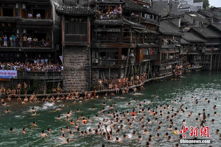 2025新澳门天天开奖记录图片及价格表和凤凰古城百人抢鸭子与凤凰古城百人抢鸭子是真的吗