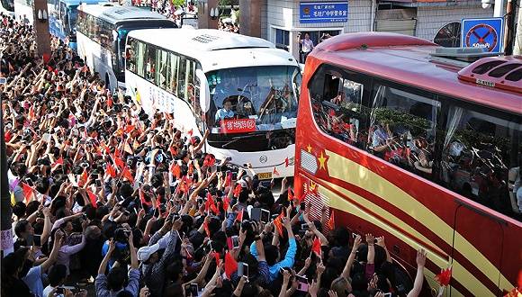 四不像正版资料2025和高考考场外统一动作与高考考场外的场景